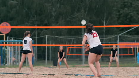 Concepto-De-Deporte-Y-Gente-De-Vacaciones-De-Verano---Mujer-Joven-Con-Pelota-Jugando-Voleibol-En-La-Playa